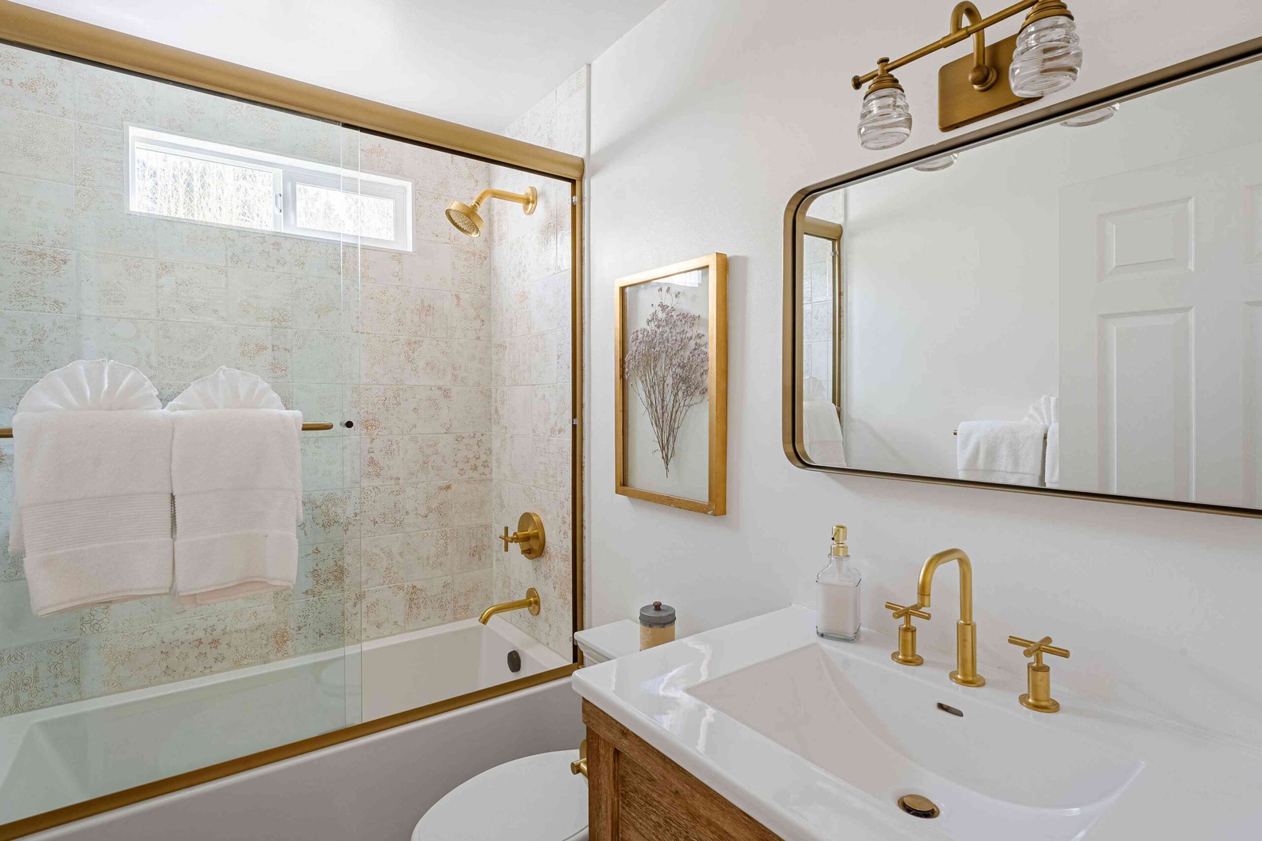 How to Decorate a Bathroom on a Budget