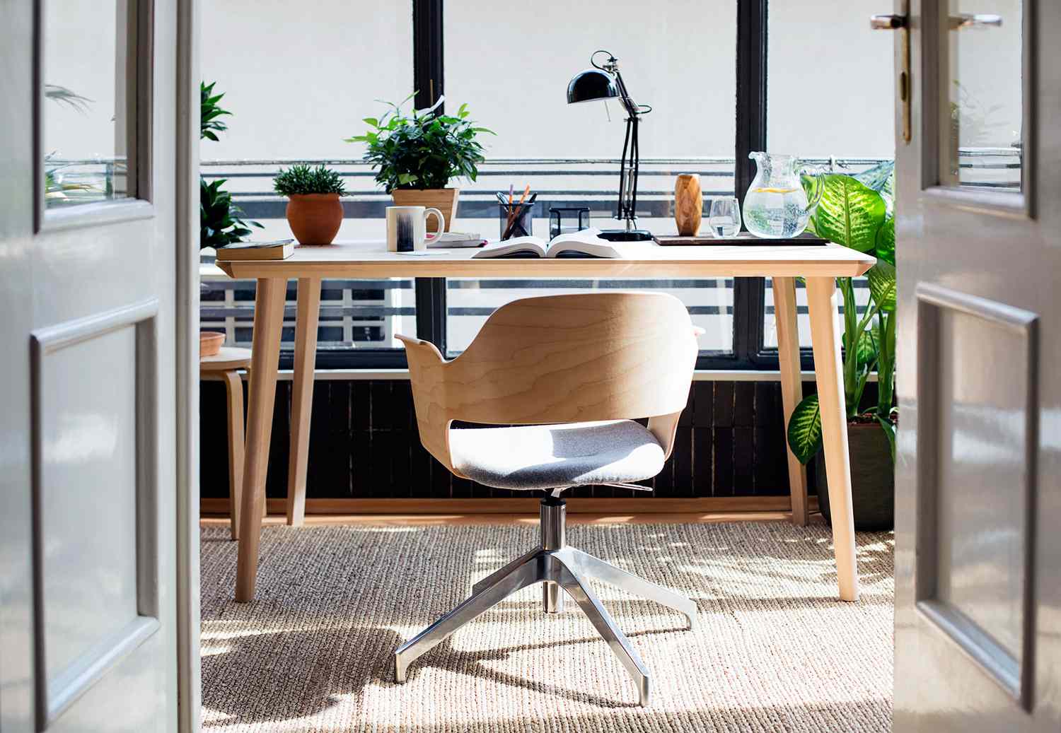 How to Decorate a Home Office That Doesn't Feel Like a Cubicle
